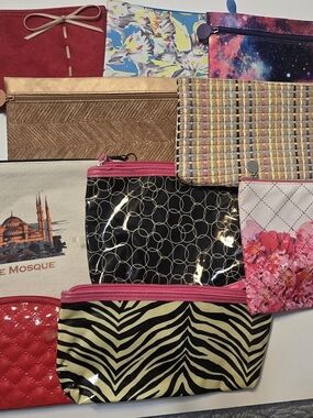 10 Women’s Cosmetic Bags (26)